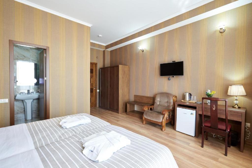 The Hilltop Skyline Hotel Tbilisi Exterior photo